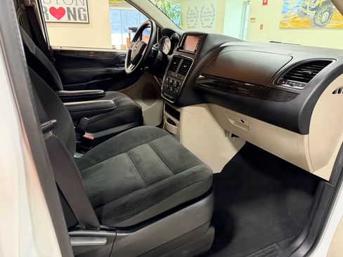 Used 2018 Dodge Grand Caravan SE w/ UConnect Hands-Free Group image 34