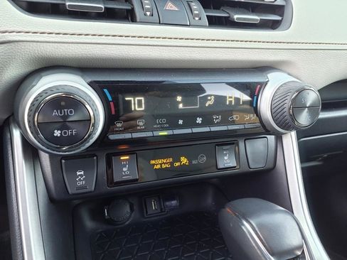 Used 2022 Toyota RAV4 XLE Premium image 19
