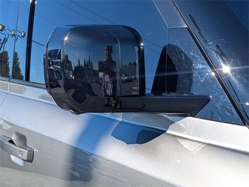 Used 2024 Land Rover Defender 110 X-Dynamic SE image 10