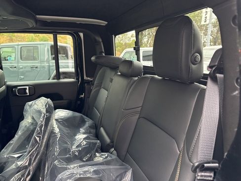 New 2025 Jeep Gladiator Sport image 15