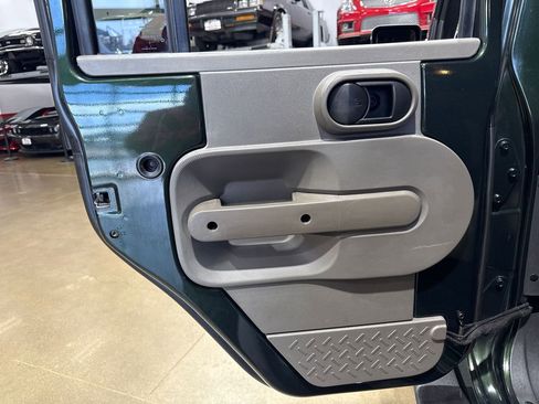 Used 2010 Jeep Wrangler Unlimited Sahara image 96