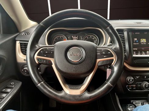 Used 2016 Jeep Cherokee Latitude AWD/4WD image 16