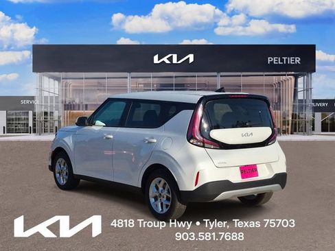 Certified 2025 Kia Soul LX w/ LX Technology Package FWD image 4