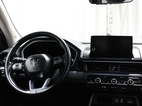 Used 2025 Honda Pilot Touring image 4
