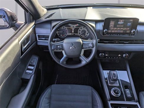 Used 2022 Mitsubishi Outlander SE image 17