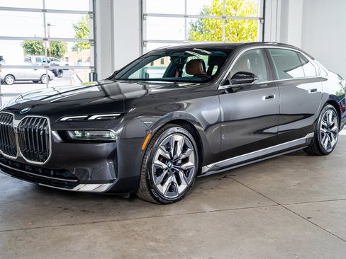 Used 2024 BMW i7 xDrive60 image 11