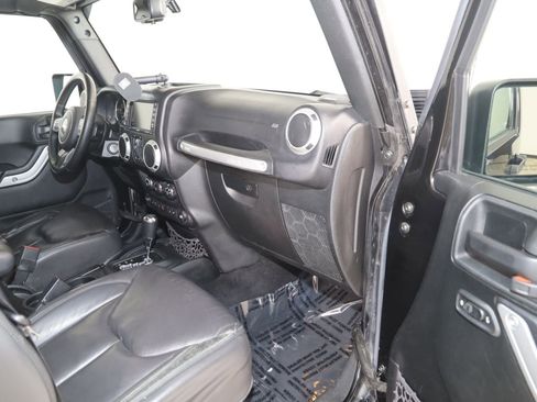 Used 2017 Jeep Wrangler Unlimited Sahara w/ Connectivity Group image 34