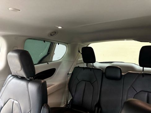 Used 2018 Chrysler Pacifica Touring-L Plus image 37