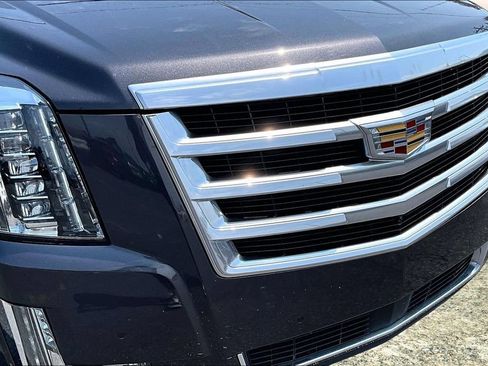 Used 2018 Cadillac Escalade Premium Luxury AWD/4WD image 34
