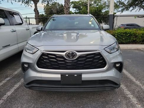 Used 2021 Toyota Highlander XLE FWD image 2