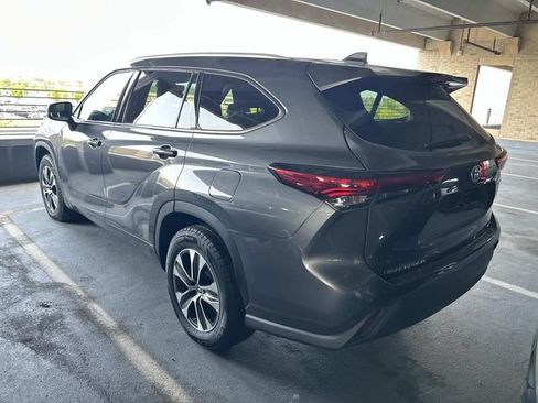Used 2022 Toyota Highlander XLE FWD image 2