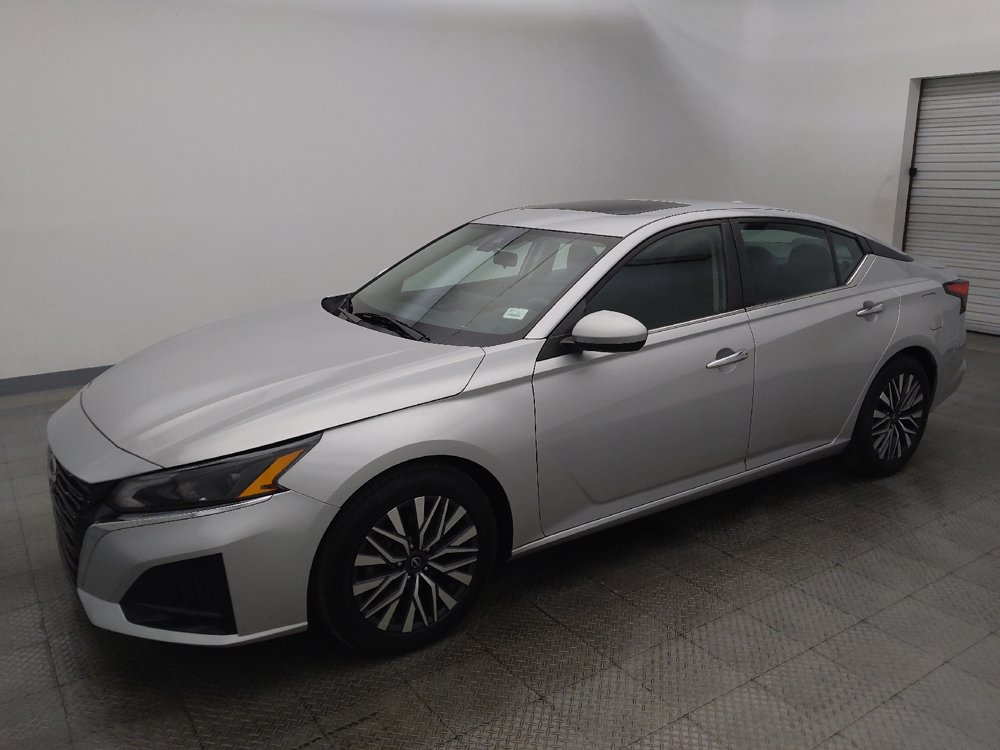 Used 2023 Nissan Altima 2.5 SV w/ SV Premium Package FWD image 2