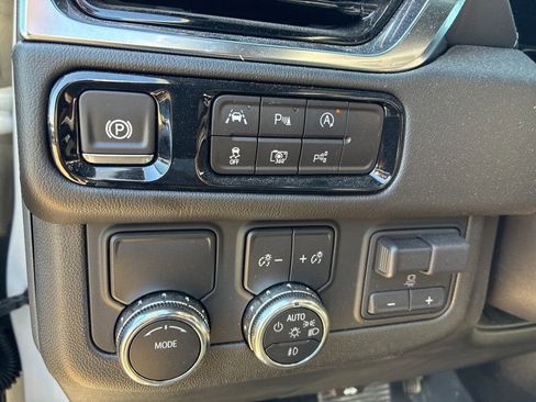 Used 2025 GMC Yukon Denali w/ Denali Reserve Package image 11