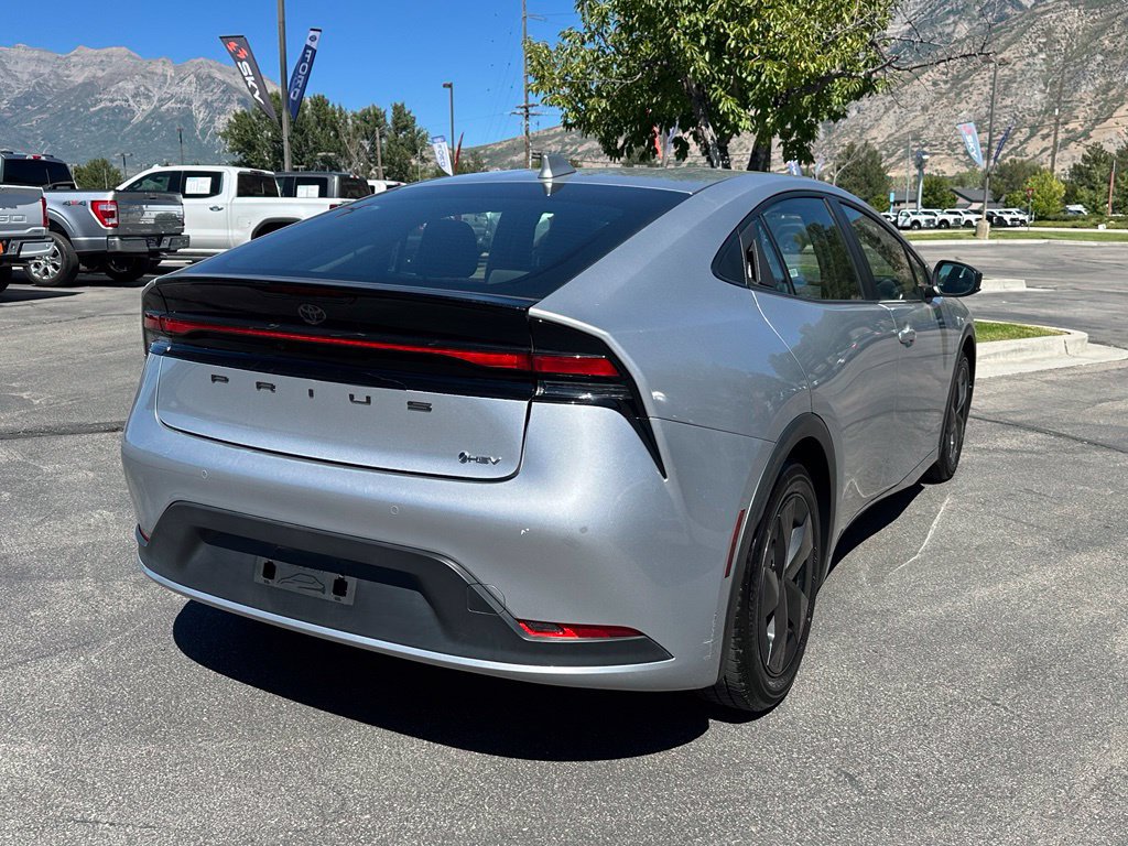 Used 2025 Toyota Prius LE FWD image 11