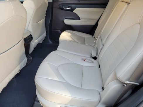 Certified 2021 Toyota Highlander XLE AWD/4WD image 12