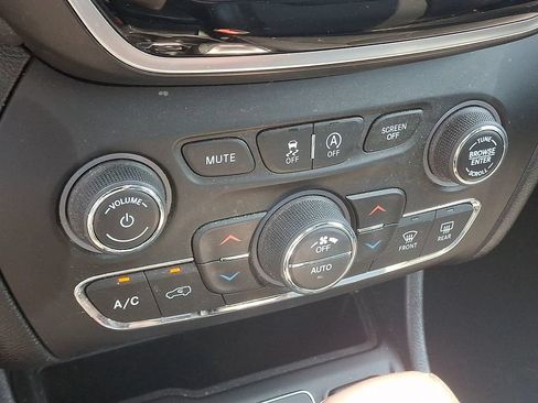 Used 2019 Jeep Cherokee Limited AWD/4WD image 17