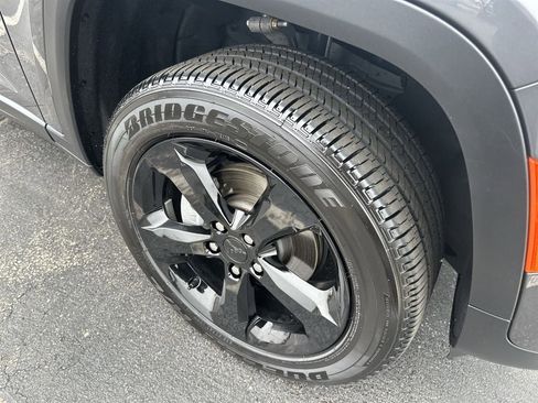 Used 2025 Jeep Grand Cherokee Altitude image 10