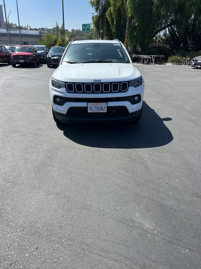 Used 2025 Jeep Compass Latitude w/ Sun & Sound Group AWD/4WD image 4