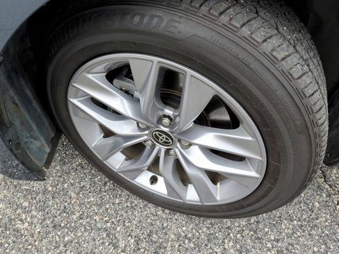 Used 2022 Toyota Avalon XLE image 7