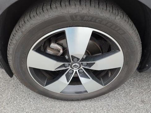 Used 2020 Volvo XC40 T5 Momentum w/ Protection Package Premier image 4