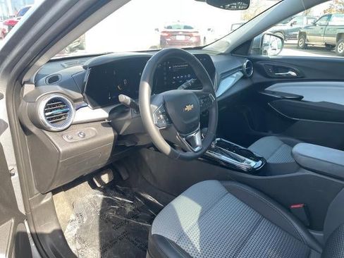 Used 2025 Chevrolet Trax LT w/ LT Convenience Package image 7