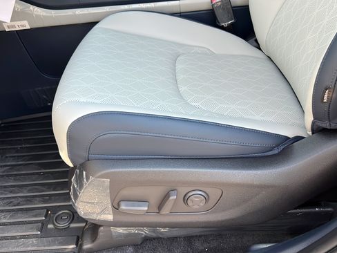 New 2026 Kia Carnival EX FWD image 17