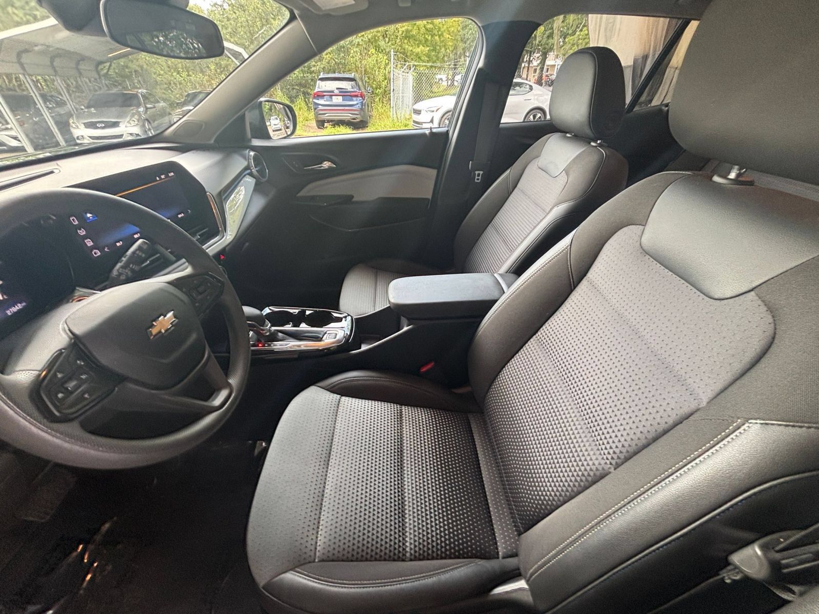 Used 2025 Chevrolet Trax LT FWD image 25