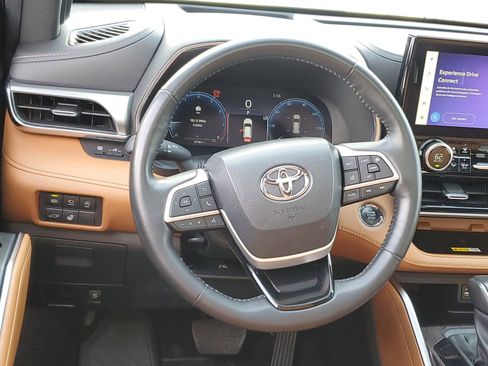 Used 2023 Toyota Highlander Platinum image 12