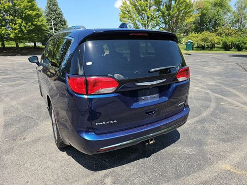 Used 2017 Chrysler Pacifica Limited w/ Advanced Safetytec Group FWD image 3