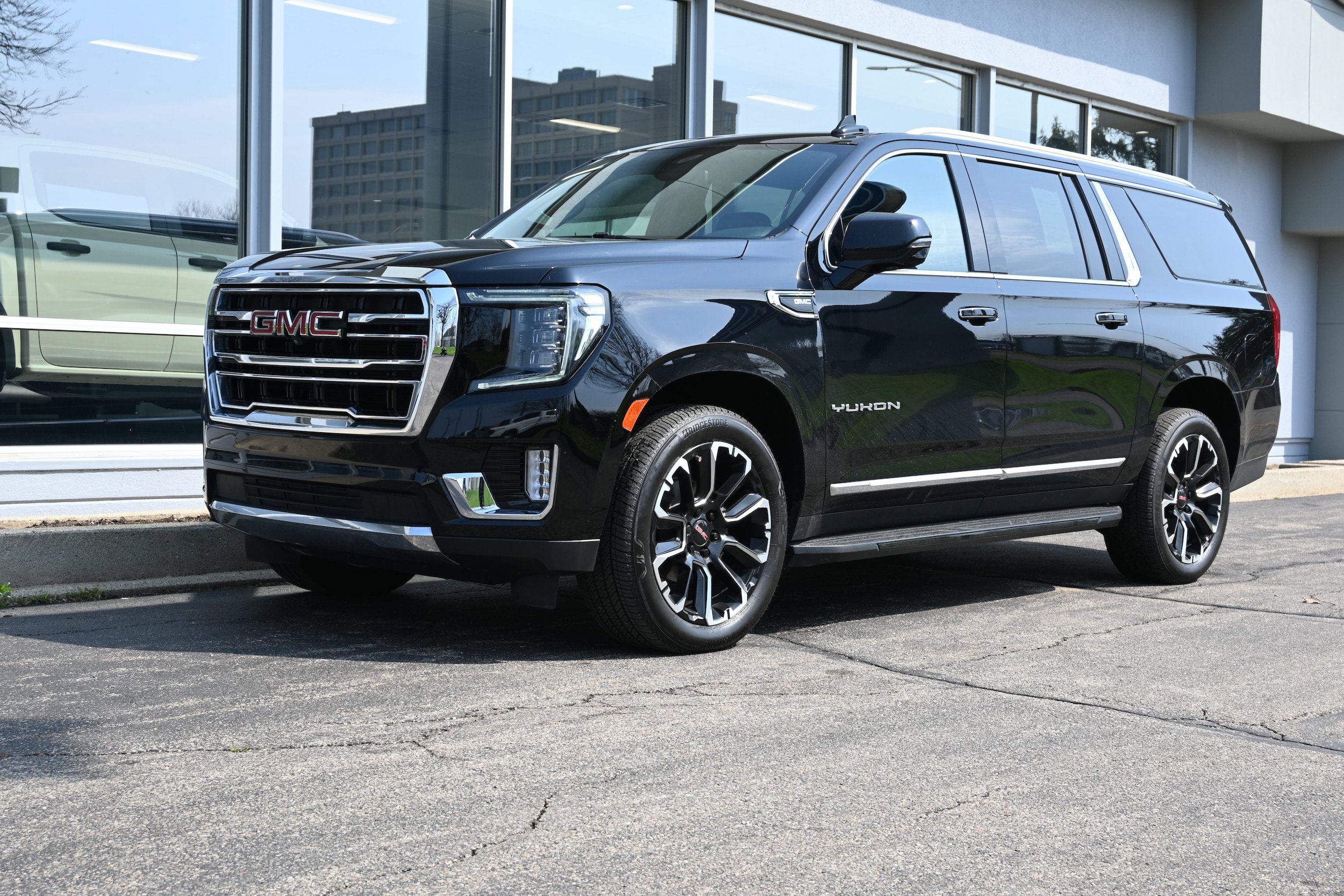 Used 2022 GMC Yukon XL SLT w/ SLT Luxury Package AWD/4WD image 1