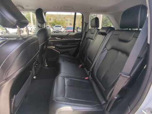Used 2023 Jeep Grand Cherokee Limited w/ Black Appearance Package AWD/4WD image 16
