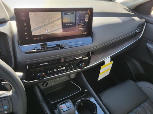 New 2026 Nissan Rogue Platinum image 3