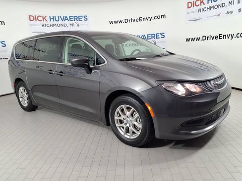 Used 2023 Chrysler Voyager LX FWD image 3
