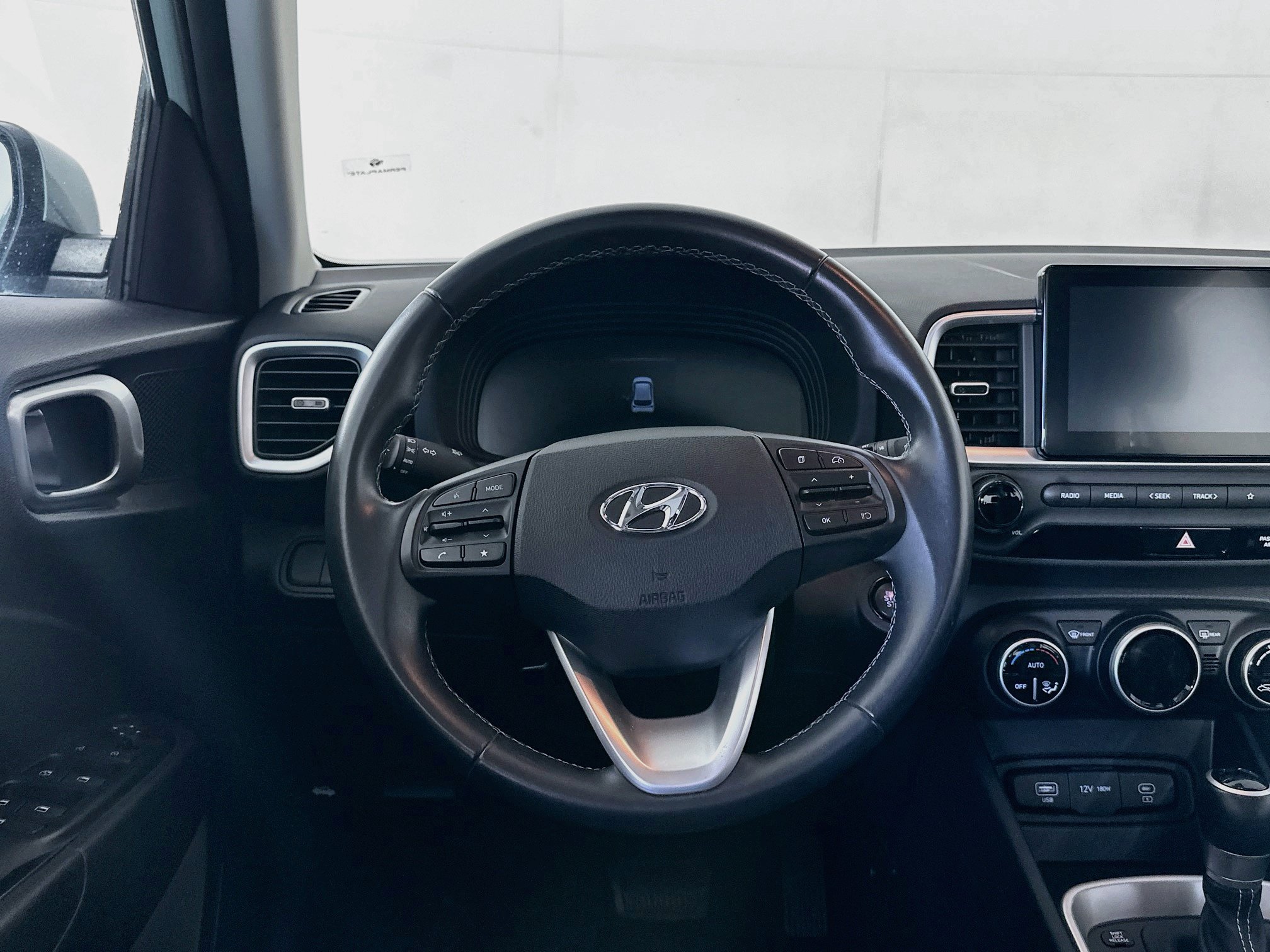 Used 2025 Hyundai Venue SEL FWD image 18