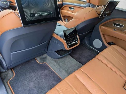 Used 2023 Bentley Bentayga Extended Wheelbase image 17