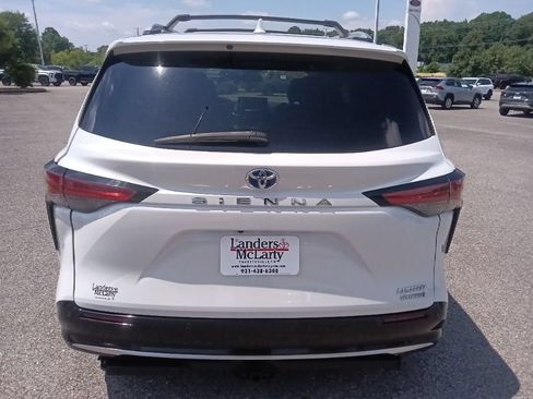 Used 2024 Toyota Sienna Limited FWD image 4