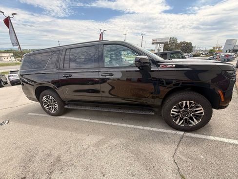 Used 2025 Chevrolet Suburban Z71 image 3