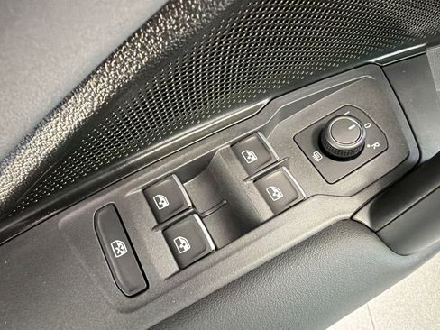 New 2026 Volkswagen Tiguan SE FWD image 13