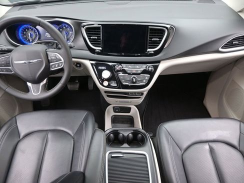 Used 2024 Chrysler Pacifica Touring-L image 18