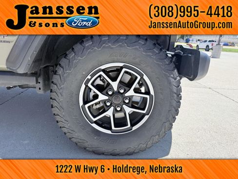 Used 2025 Jeep Wrangler Unlimited Rubicon w/ Convenience Group AWD/4WD image 30
