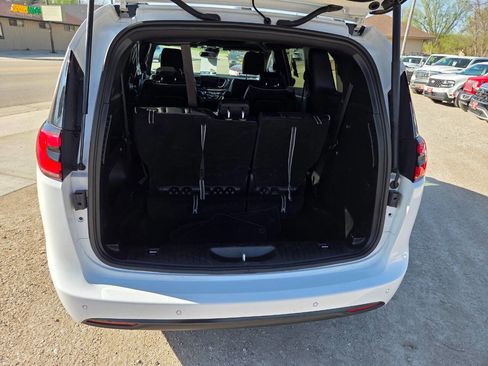 Used 2025 Chrysler Pacifica Limited FWD image 19