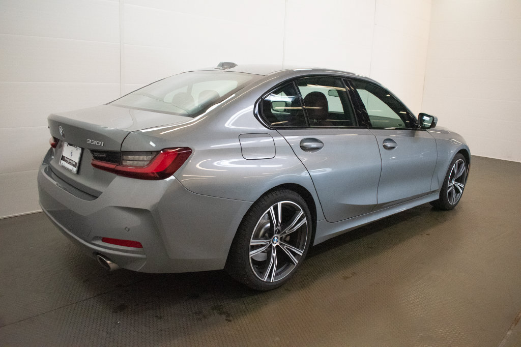 Used 2023 BMW 330i xDrive Sedan w/ Premium Package AWD/4WD image 4