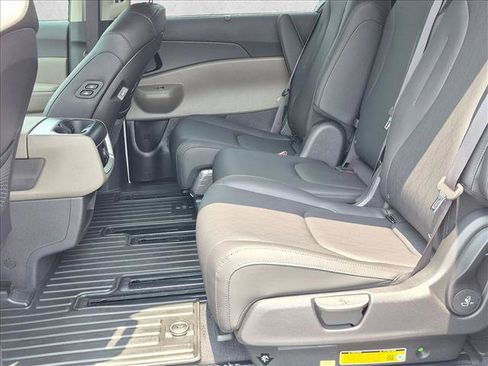 Used 2025 Kia Carnival EX FWD image 17