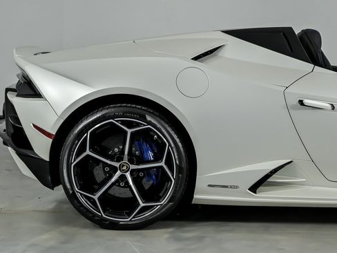 Used 2020 Lamborghini Huracan EVO image 13