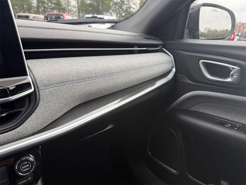 Certified 2024 Jeep Compass Latitude image 25