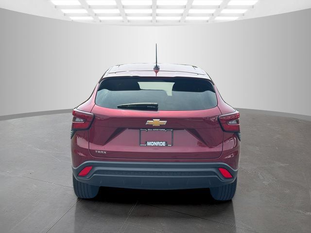 Used 2024 Chevrolet Trax LS w/ Driver Confidence Package FWD image 6