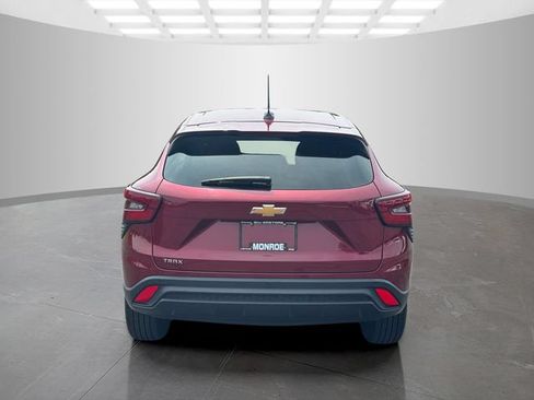 Used 2024 Chevrolet Trax LS w/ Driver Confidence Package FWD image 6