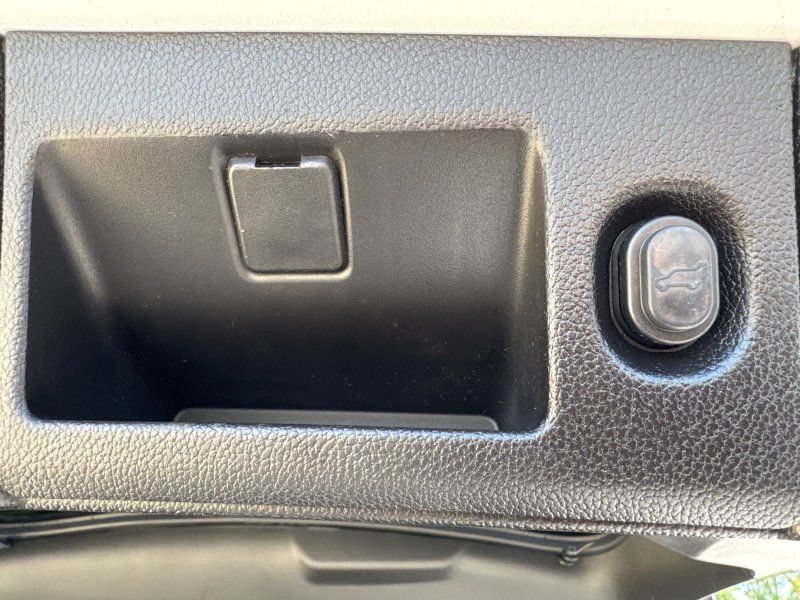 Used 2018 Cadillac Escalade ESV Premium Luxury RWD image 18