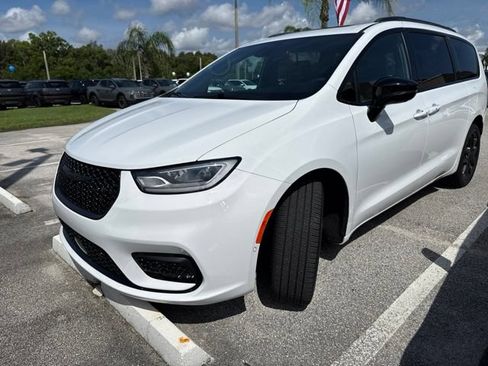 Used 2023 Chrysler Pacifica Limited w/ Uconnect Theater Family Group AWD/4WD image 1