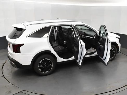 Used 2024 Kia Sorento S FWD image 6